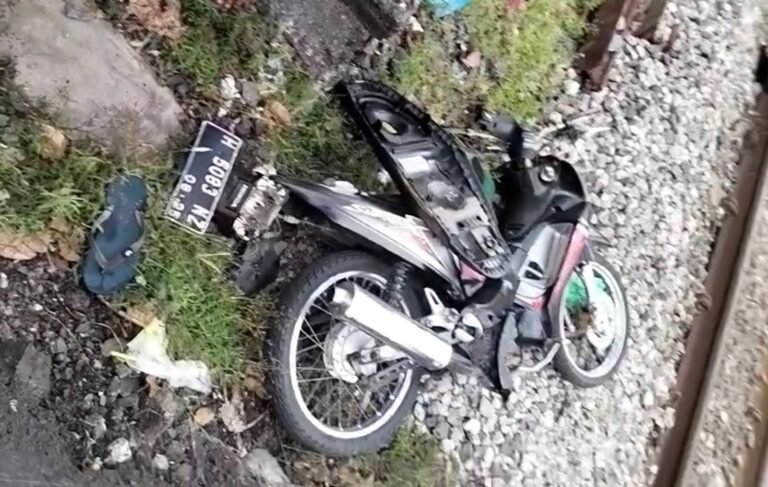 Sepeda motor remuk dihantam KA Harina di perlintasan Kokrosono, Semarang, Jumat (3/4/3306) sore. (ist)