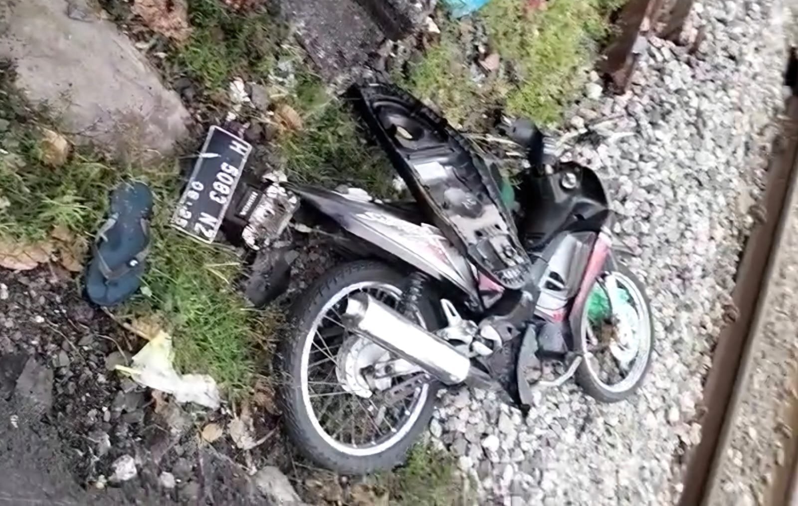 Sepeda motor remuk dihantam KA Harina di perlintasan Kokrosono, Semarang, Jumat (3/4/3306) sore. (ist)