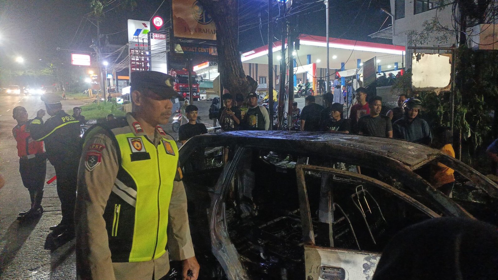 Polisi mendatangi TKP mobil Avanza terbakar setelah mengisi BBM di SPBU Silayur, Kota Semarang, Minggu (5/4/2026).