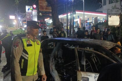Polisi mendatangi TKP mobil Avanza terbakar setelah mengisi BBM di SPBU Silayur, Kota Semarang, Minggu (5/4/2026).
