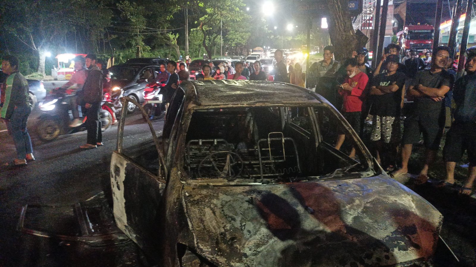 Bangkai Avanza 2011 warna hitam metalik yang hangus terbakar, setelah mengisi BBM di SPBU Silayur, Minggu (5/4/2026), jadi tontonan warga. 