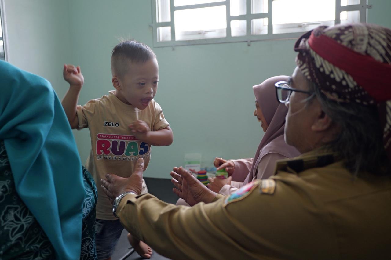 Bupati Temanggung Agus Gondrong bercengkrama dengan ABK saat meresmikan Rumah Terapi Tanda Cinta di Dinsos Temanggung, Senin (6/4/2026).
