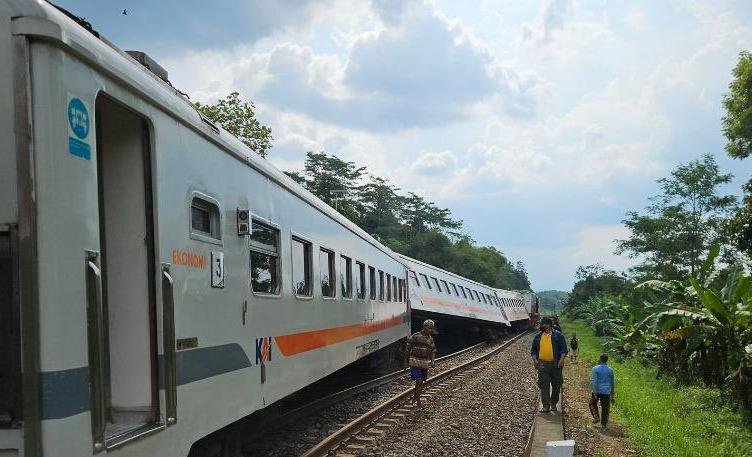 Rangkaian gerbong Kereta Api (KA) Bangunkarta relasi Jombang-Pasarsenen anjlok di Bumiayu, Senin (6/4/20206).