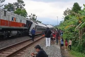Rangkaian gerbong Kereta Api (KA) Bangunkarta relasi Jombang-Pasarsenen anjlok di Bumiayu, Senin (6/4/20206).