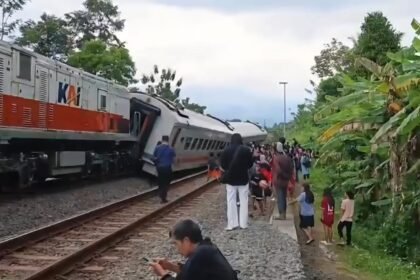 Rangkaian gerbong Kereta Api (KA) Bangunkarta relasi Jombang-Pasarsenen anjlok di Bumiayu, Senin (6/4/20206).