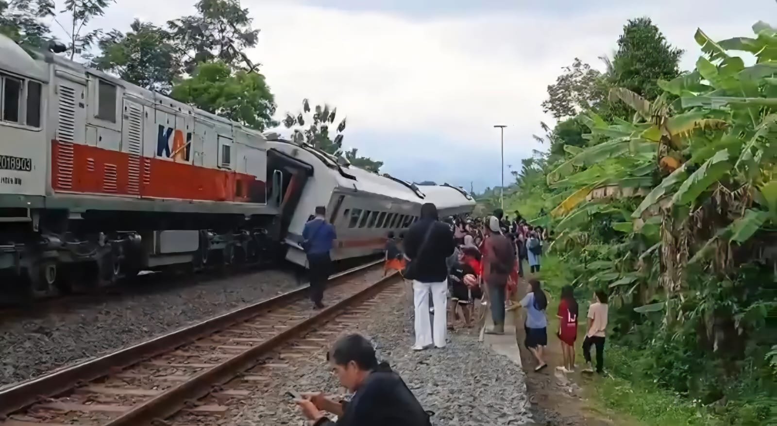 Rangkaian gerbong Kereta Api (KA) Bangunkarta relasi Jombang-Pasarsenen anjlok di Bumiayu, Senin (6/4/20206).
