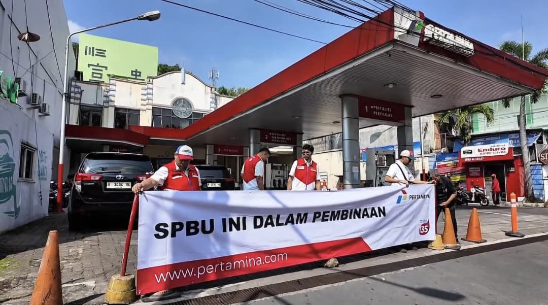 Pertamina menutup sementara operasional SPBU Jl Sriwijaya, Semarang, untuk evaluasi setelah viral insiden motor terbakar.
