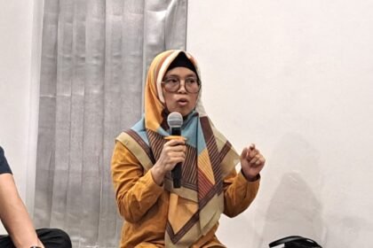 Advokat Peradi SAI Kota Semarang, Evarisan saat diskusi dalam program Titik Kumpul 2 SKS hasil kerja sama Peradi SAI dan media BacaAja, Rabu (8/4/2026). (bae)