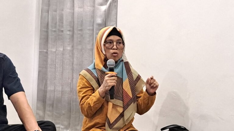 Advokat Peradi SAI Kota Semarang, Evarisan saat diskusi dalam program Titik Kumpul 2 SKS hasil kerja sama Peradi SAI dan media BacaAja, Rabu (8/4/2026). (bae)