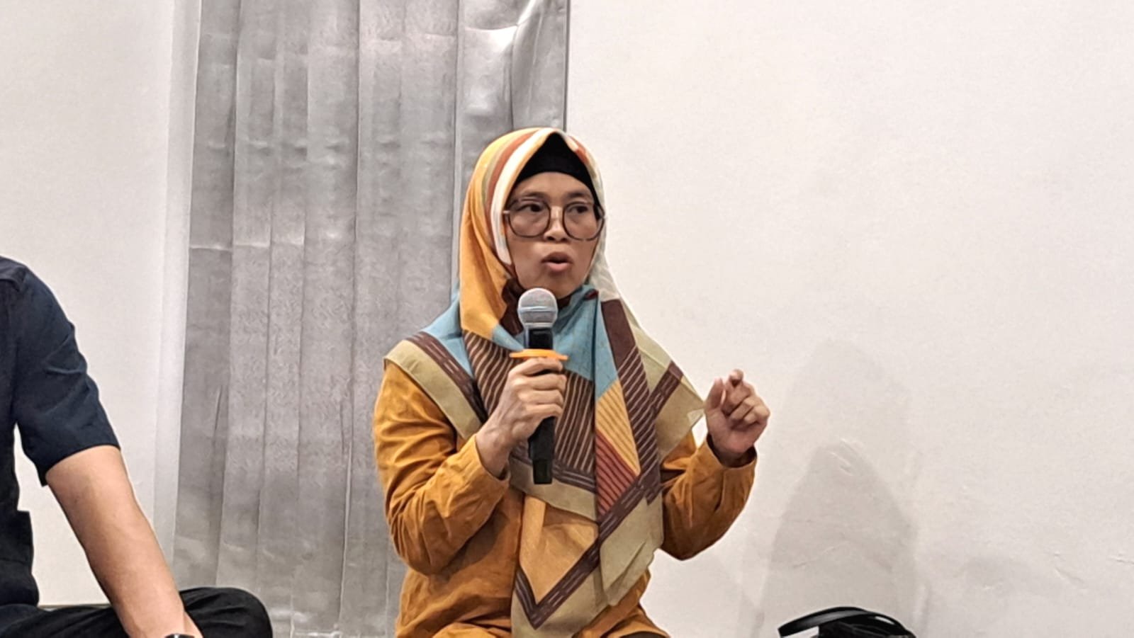 Advokat Peradi SAI Kota Semarang, Evarisan saat diskusi dalam program Titik Kumpul 2 SKS hasil kerja sama Peradi SAI dan media BacaAja, Rabu (8/4/2026). (bae)