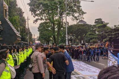 Mahasiswa Semarang Raya menggelar aksi demonstrasi, pada Kamis (9/4/2026), mengutuk teror air keras terhadap Andrie Yunus dan menolak kasus tersebut disidangkan di peradilan militer. (dul)