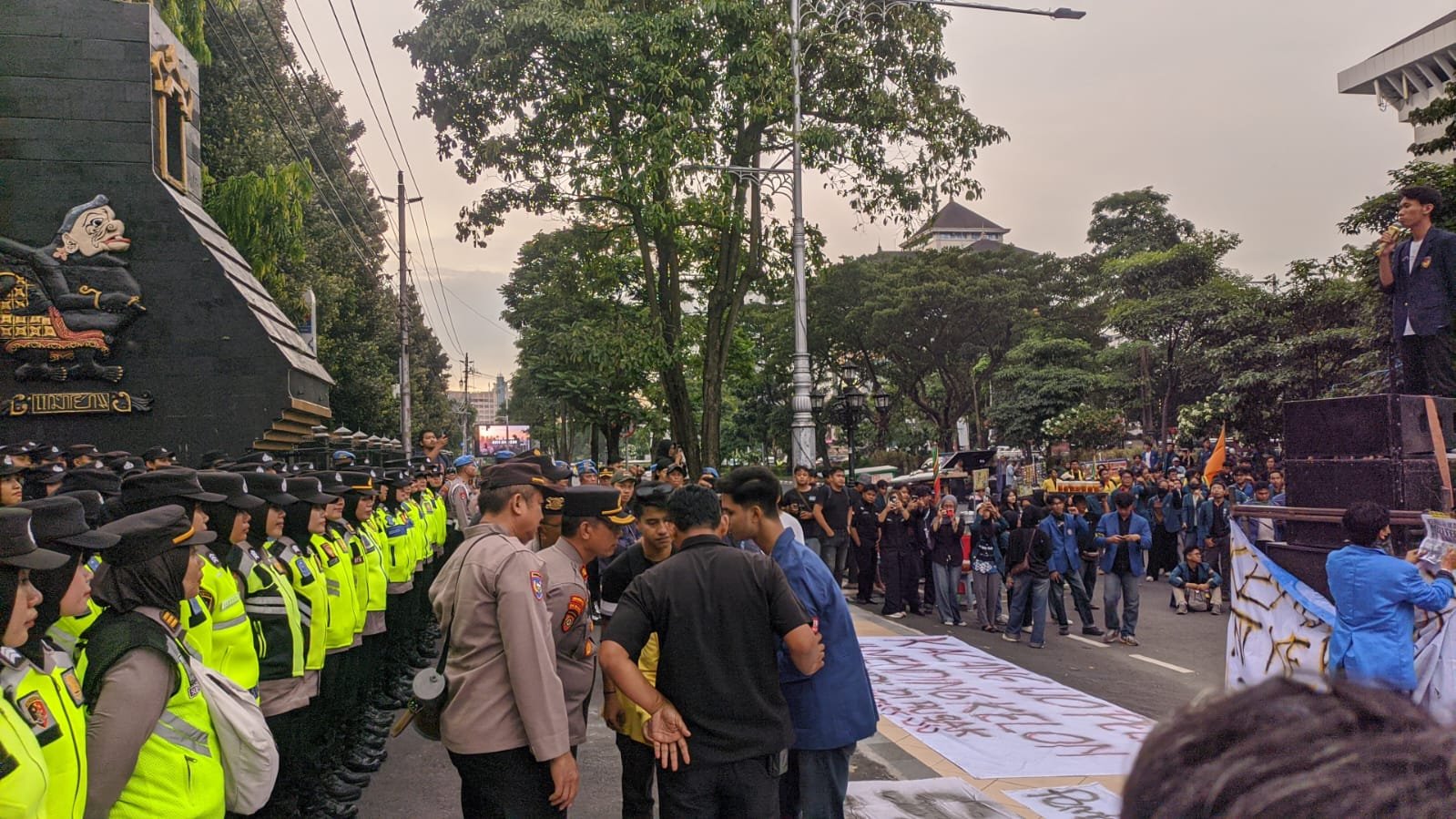 Mahasiswa Semarang Raya menggelar aksi demonstrasi, pada Kamis (9/4/2026), mengutuk teror air keras terhadap Andrie Yunus dan menolak kasus tersebut disidangkan di peradilan militer. (dul)