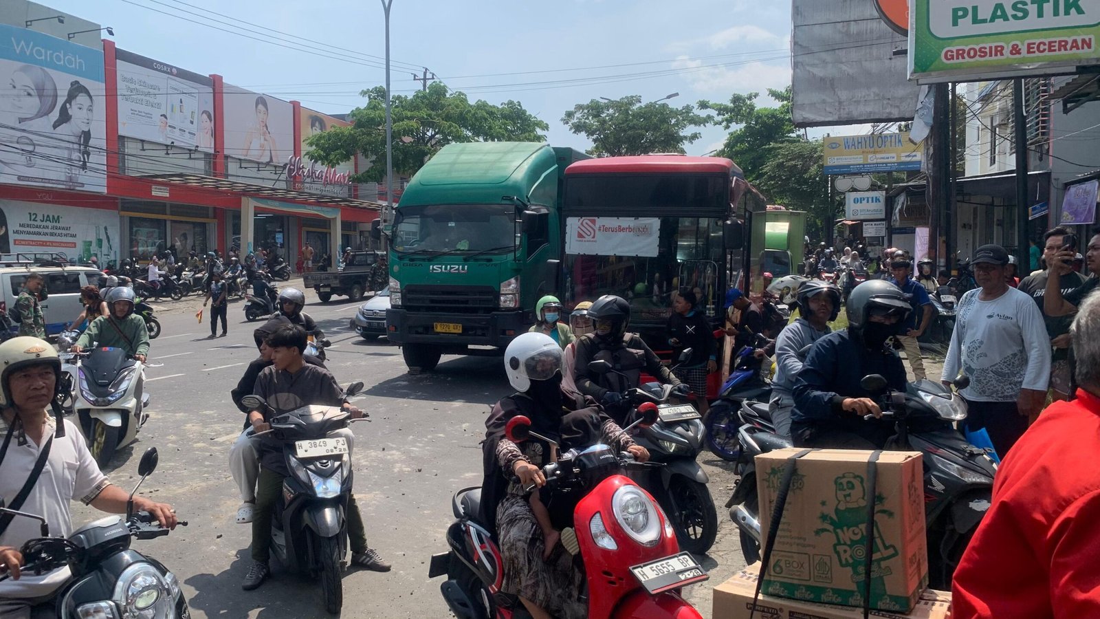 Petugas mengevakuasi bangkai kendaraan yang melintang di Jalan Prof Hamka, Silayur, Ngaliyan, Kota Semarang, Jumat (10/4/2026). Truk yang diduga rem blong memicu kecelakaan beruntun, sehingga membuat kemacetan parah di lokasi. (dul)