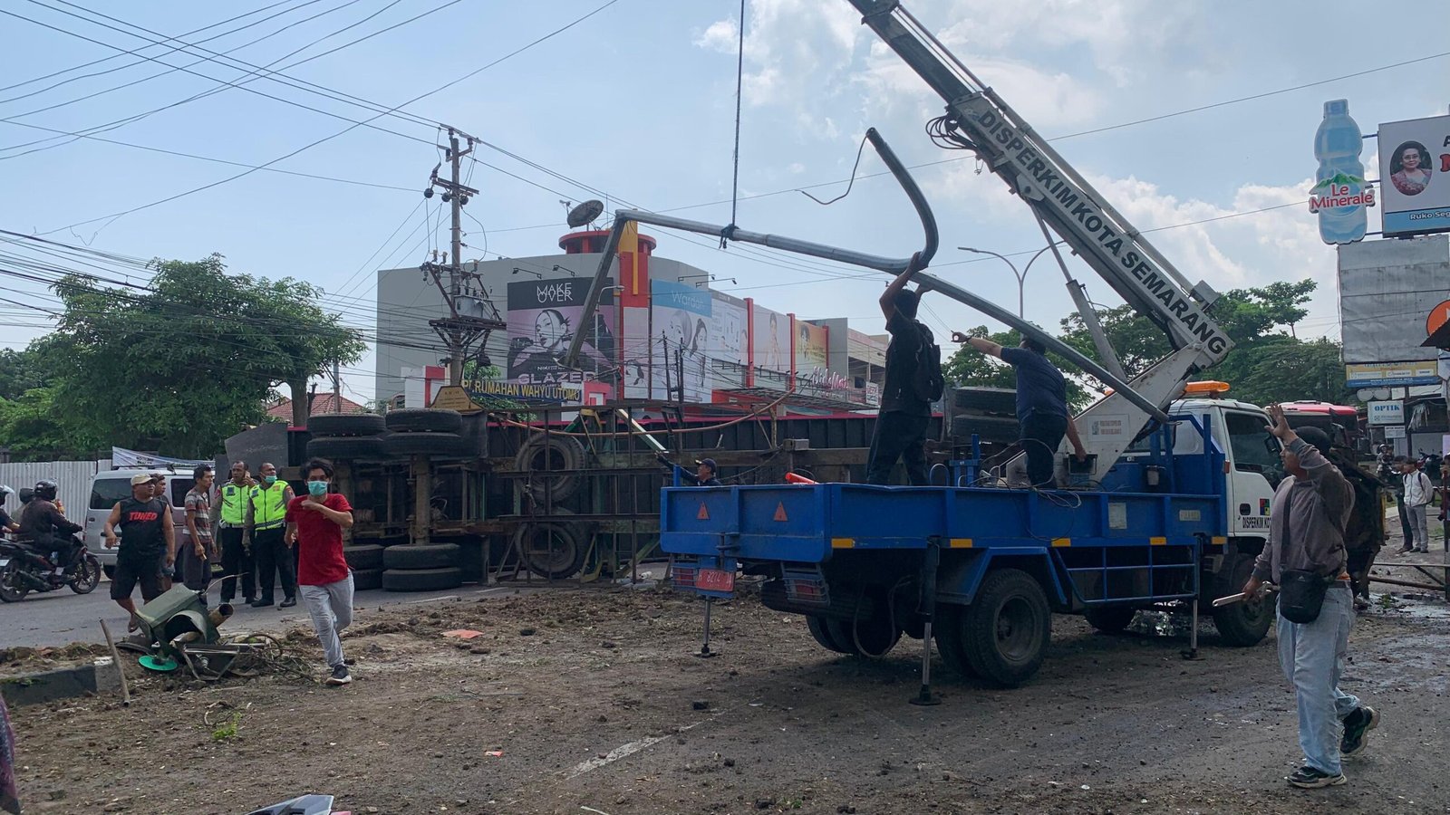 Petugas mengevakuasi bangkai kendaraan yang melintang di Jalan Prof Hamka, Silayur, Ngaliyan, Kota Semarang, Jumat (10/4/2026). Truk yang diduga rem blong memicu kecelakaan beruntun, sehingga membuat kemacetan parah di lokasi. (dul)