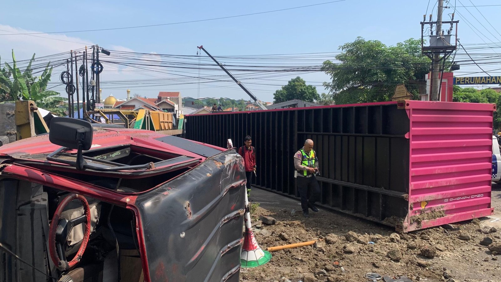 Petugas mengevakuasi bangkai kendaraan yang melintang di Jalan Prof Hamka, Silayur, Ngaliyan, Kota Semarang, Jumat (10/4/2026). Truk yang diduga rem blong memicu kecelakaan beruntun, sehingga membuat kemacetan parah di lokasi. (dul)