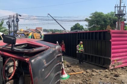 Petugas mengevakuasi bangkai kendaraan yang melintang di Jalan Prof Hamka, Silayur, Ngaliyan, Kota Semarang, Jumat (10/4/2026). Truk yang diduga rem blong memicu kecelakaan beruntun, sehingga membuat kemacetan parah di lokasi. (dul)