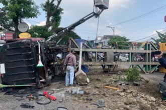 Petugas mengevakuasi bangkai kendaraan yang melintang di Jalan Prof Hamka, Silayur, Ngaliyan, Kota Semarang, Jumat (10/4/2026). Truk yang diduga rem blong memicu kecelakaan beruntun, sehingga membuat kemacetan parah di lokasi. (dul)