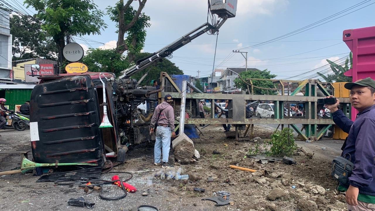 Petugas mengevakuasi bangkai kendaraan yang melintang di Jalan Prof Hamka, Silayur, Ngaliyan, Kota Semarang, Jumat (10/4/2026). Truk yang diduga rem blong memicu kecelakaan beruntun, sehingga membuat kemacetan parah di lokasi. (dul)