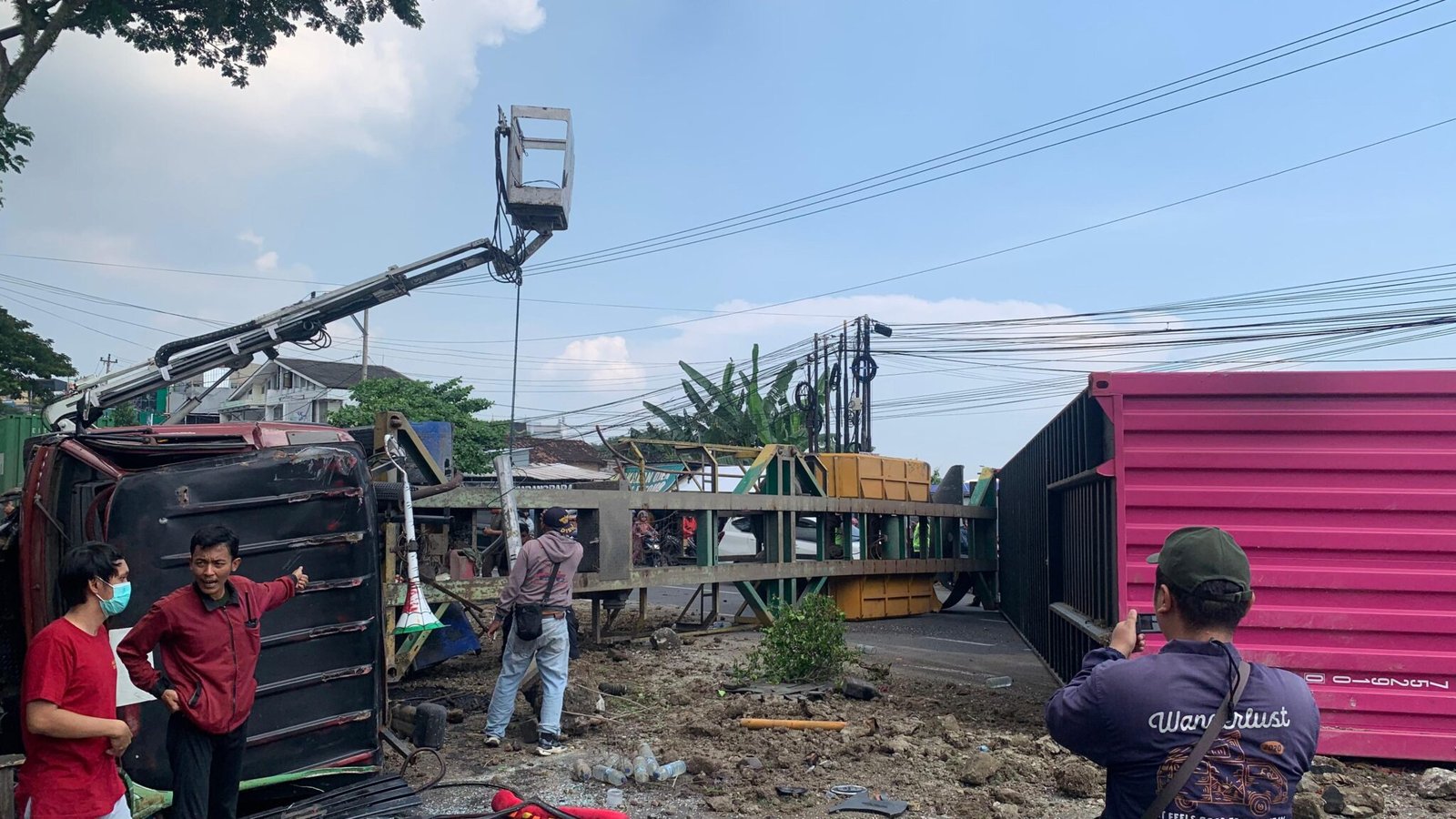 Petugas mengevakuasi bangkai kendaraan yang melintang di Jalan Prof Hamka, Silayur, Ngaliyan, Kota Semarang, Jumat (10/4/2026). Truk yang diduga rem blong memicu kecelakaan beruntun, sehingga membuat kemacetan parah di lokasi. (dul)