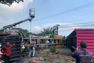 Petugas mengevakuasi bangkai kendaraan yang melintang di Jalan Prof Hamka, Silayur, Ngaliyan, Kota Semarang, Jumat (10/4/2026). Truk yang diduga rem blong memicu kecelakaan beruntun, sehingga membuat kemacetan parah di lokasi. (dul)