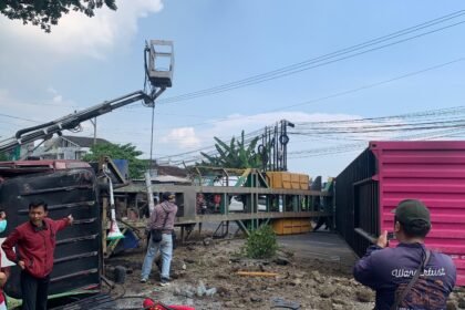 Petugas mengevakuasi bangkai kendaraan yang melintang di Jalan Prof Hamka, Silayur, Ngaliyan, Kota Semarang, Jumat (10/4/2026). Truk yang diduga rem blong memicu kecelakaan beruntun, sehingga membuat kemacetan parah di lokasi. (dul)