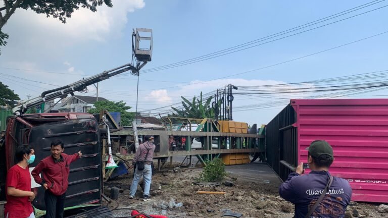 Petugas mengevakuasi bangkai kendaraan yang melintang di Jalan Prof Hamka, Silayur, Ngaliyan, Kota Semarang, Jumat (10/4/2026). Truk yang diduga rem blong memicu kecelakaan beruntun, sehingga membuat kemacetan parah di lokasi. (dul)