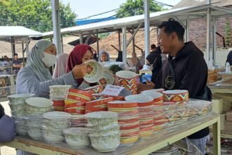 Warga berkerumun melihat dan membeli produk keramik di Bazar PT Sango Ceramics Indonesia di area pabrik Wonosari, Ngaliyan, Kota Semarang, Jumat (10/4/2026). (bae)