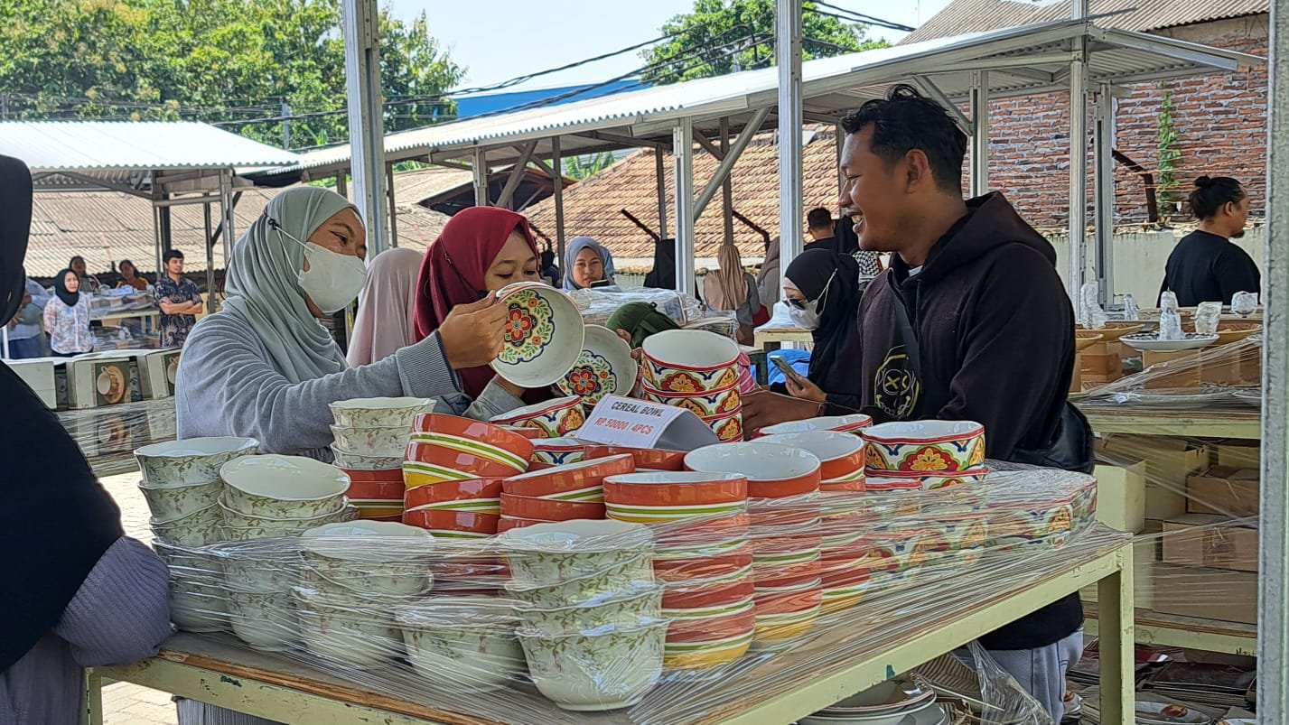 Warga berkerumun melihat dan membeli produk keramik di Bazar PT Sango Ceramics Indonesia di area pabrik Wonosari, Ngaliyan, Kota Semarang, Jumat (10/4/2026). (bae)