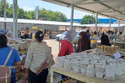 Bazar keramik di PT Sango Ceramics Indonesia, Wonosari, Kota Semarang, Jumat (10/4/2026), nggak cuma diburu buat koleksi pribadi, jasa titipan (jastip) juga turut ngeborong untuk dijual lagi. (bae)