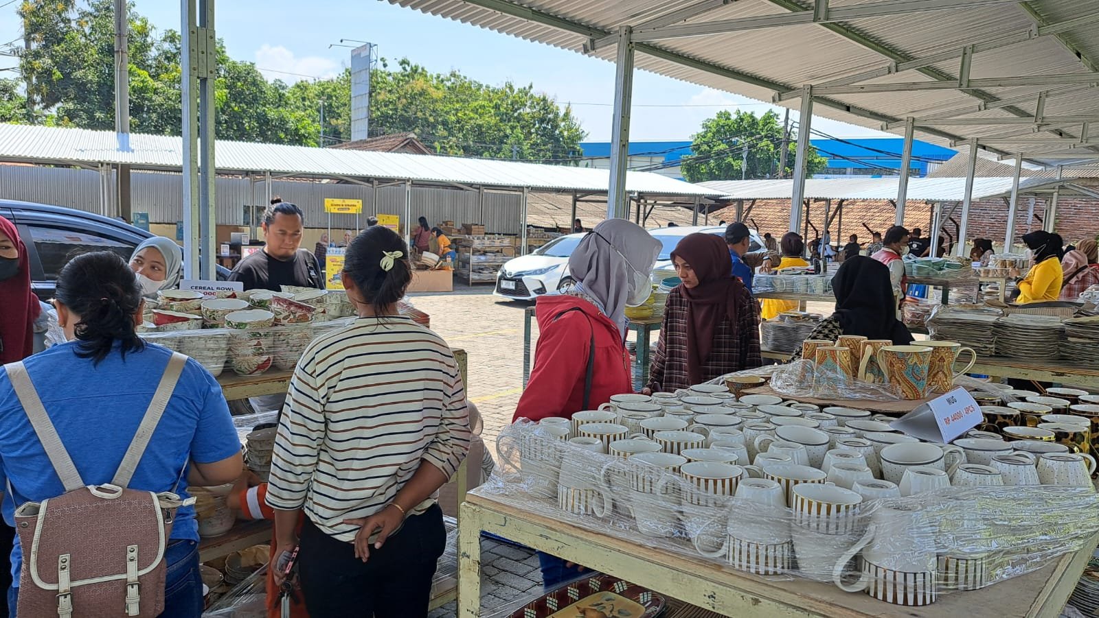 Bazar keramik di PT Sango Ceramics Indonesia, Wonosari, Kota Semarang, Jumat (10/4/2026), nggak cuma diburu buat koleksi pribadi, jasa titipan (jastip) juga turut ngeborong untuk dijual lagi. (bae)