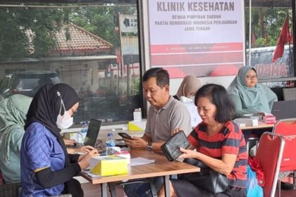 Warga antusias memeriksakan kesehatan gratis di kantor DPD PDIP Jateng, Jumat (10/4/2026). Dapur Marhaen PDIP Jateng menyediakan makan siang dan pemeriksaan kesehatan gratis. (bae)