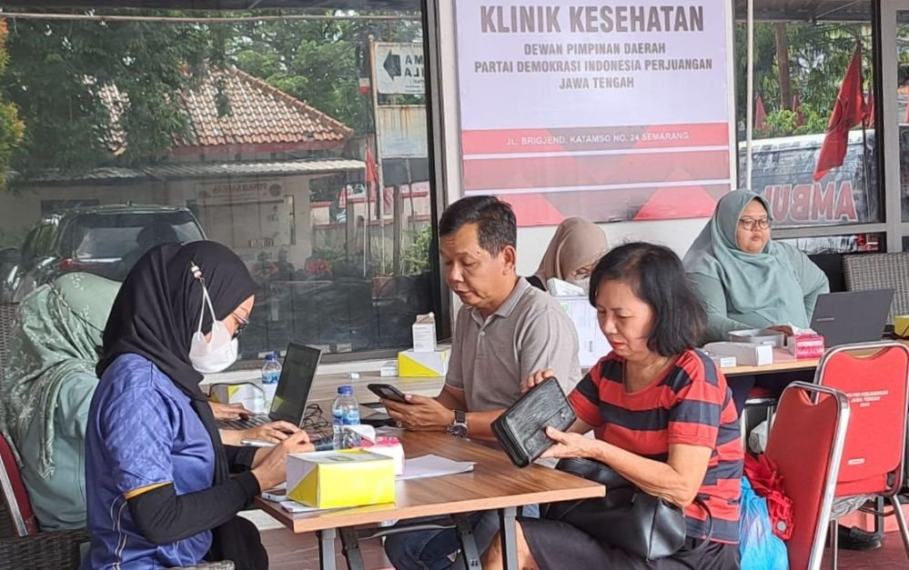 Warga antusias memeriksakan kesehatan gratis di kantor DPD PDIP Jateng, Jumat (10/4/2026). Dapur Marhaen PDIP Jateng menyediakan makan siang dan pemeriksaan kesehatan gratis. (bae)