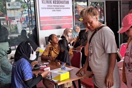 Warga antusias memeriksakan kesehatan gratis di kantor DPD PDIP Jateng, Jumat (10/4/2026). Dapur Marhaen PDIP Jateng menyediakan makan siang dan pemeriksaan kesehatan gratis. (bae)
