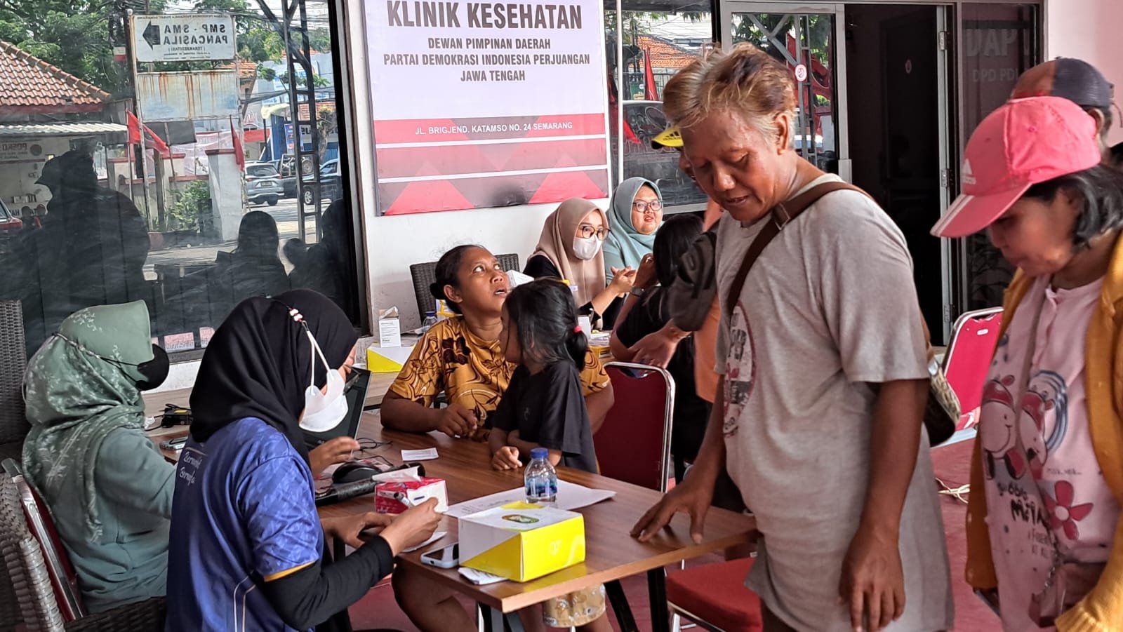 Warga antusias memeriksakan kesehatan gratis di kantor DPD PDIP Jateng, Jumat (10/4/2026). Dapur Marhaen PDIP Jateng menyediakan makan siang dan pemeriksaan kesehatan gratis. (bae)
