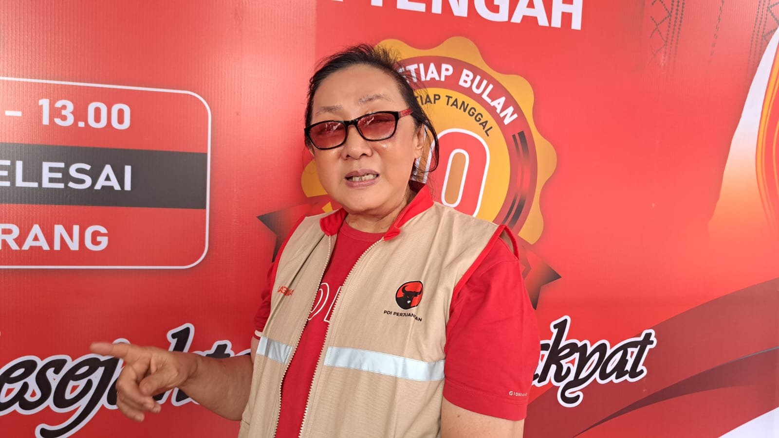 Wakil Ketua DPD PDIP Jateng, Messy Widiastuti, meninjau program pengobatan gratis sebagai bagian dari program Dapur Marhaen, Jumat (10/4/2026). (bae)