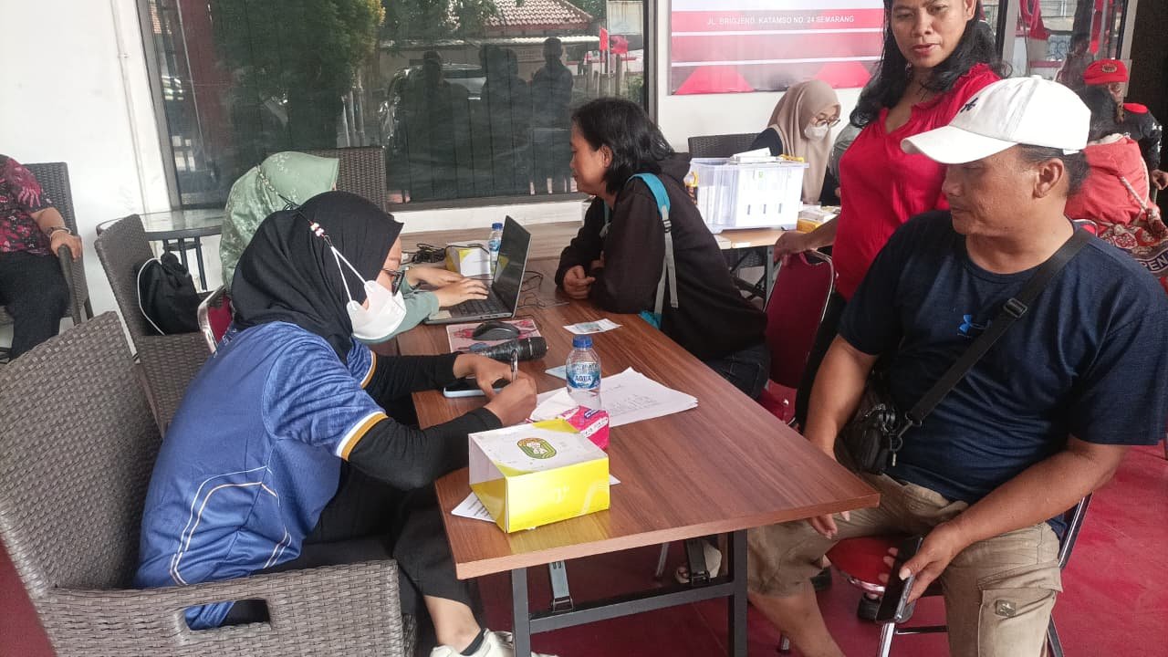 Warga antusias memeriksakan kesehatan gratis di kantor DPD PDIP Jateng, Jumat (10/4/2026). Dapur Marhaen PDIP Jateng menyediakan makan siang dan pemeriksaan kesehatan gratis. (bae)