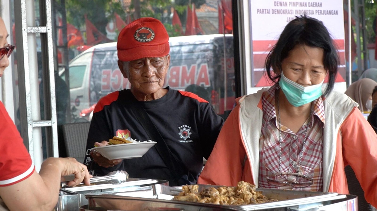 Warga menikmati makan siang gratis melalui program Dapur Marhaen yang digelar PDIP Jateng. (dul)