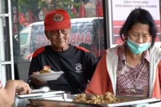 Warga menikmati makan siang gratis melalui program Dapur Marhaen yang digelar PDIP Jateng. (dul)