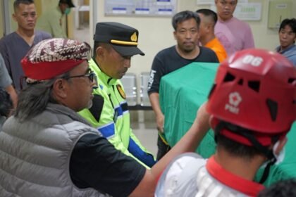 Bupati Temanggung, Agus Gondrong, turun langsung menjemput warganya yang jadi korban tenggelam di Sungai Progo, Magelang.