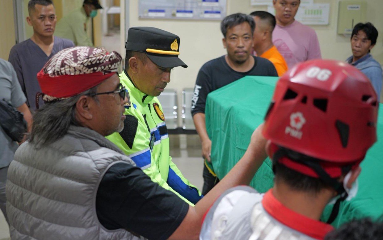 Bupati Temanggung, Agus Gondrong, turun langsung menjemput warganya yang jadi korban tenggelam di Sungai Progo, Magelang.