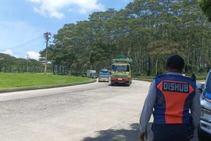 Petugas Dishub Semarang berjaga di tepi jalan kawasan BSB, mengahalau truk besar yang hendak menuju Jl. Prof Hamka, Ngaliyan, Senin (13/4/2026).