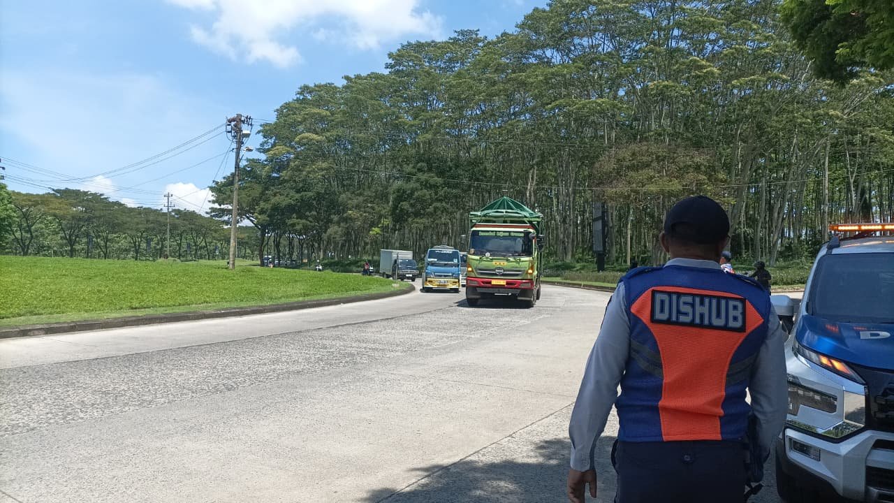 Petugas Dishub Semarang berjaga di tepi jalan kawasan BSB, mengahalau truk besar yang hendak menuju Jl. Prof Hamka, Ngaliyan, Senin (13/4/2026).