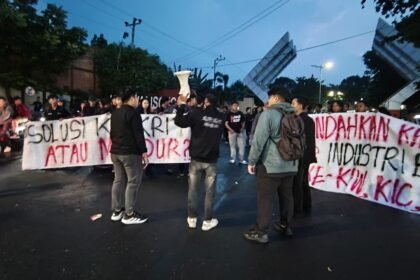 Mahasiswa menggelar aksi demonstrasi menuntut penanganan jalur Silayur segera dilaksanakan, agar kecelakaan maut tak terus berulang.