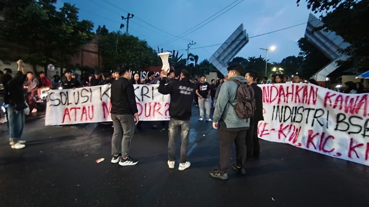 Mahasiswa menggelar aksi demonstrasi menuntut penanganan jalur Silayur segera dilaksanakan, agar kecelakaan maut tak terus berulang.
