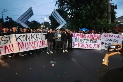 Mahasiswa menggelar aksi demonstrasi menuntut penanganan jalur Silayur segera dilaksanakan, agar kecelakaan maut tak terus berulang.