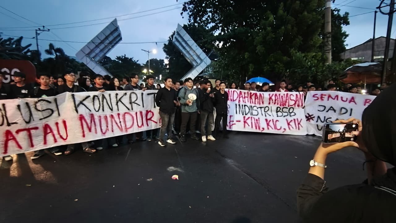 Mahasiswa menggelar aksi demonstrasi menuntut penanganan jalur Silayur segera dilaksanakan, agar kecelakaan maut tak terus berulang.