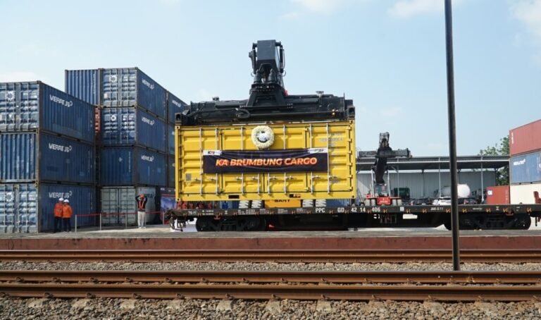 KAI Daop 4 Semarang resmi melepas perjalanan perdana KA Brumbung Cargo, di Stasiun Brumbung, Rabu (16/4/2026). KA Brumbung Cargo ini melayani rute Pasoso, Jakarta sampai Brumbung, Jawa Tengah, bolak-bali, dengan kapasitas angkut mencapai 800 ton. (ist)