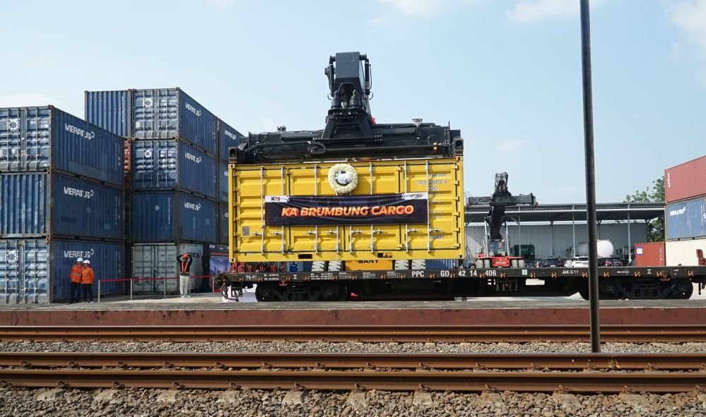 KAI Daop 4 Semarang resmi melepas perjalanan perdana KA Brumbung Cargo, di Stasiun Brumbung, Rabu (16/4/2026). KA Brumbung Cargo ini melayani rute Pasoso, Jakarta sampai Brumbung, Jawa Tengah, bolak-bali, dengan kapasitas angkut mencapai 800 ton. (ist)