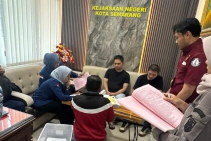 Penuntut umum Kejari Kota Semarang sedang memeriksa tersangka dan berias perkara kasus pajak. (ist)