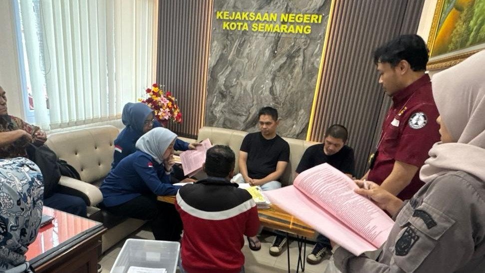 Penuntut umum Kejari Kota Semarang sedang memeriksa tersangka dan berias perkara kasus pajak. (ist)